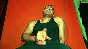 Sexy Chinese Bodybuilder Frotar Guitarra Yamaha on Monster Cock