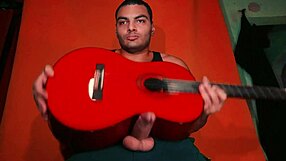 Sexy Chinese Bodybuilder Frotar Guitarra Yamaha on Monster Cock