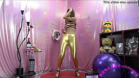 Chinese model performs sexy dance routine