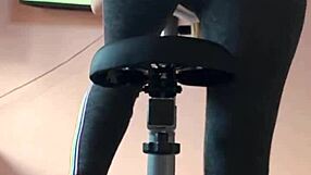 i didn't want to interrupt my workout so i just peed my gym leggings right there 💦😏