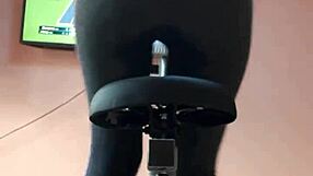 i didn't want to interrupt my workout so i just peed my gym leggings right there 💦😏