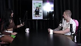 Gostosa flashes tits pussy in jerk-off game then guy shows cock after Tinder matches