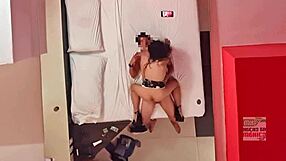 cÁMARA ESCONDIDA P.O.V. TECHO SHOW: CUCKOLD ESPOSA REGIA FUCKING FRENTE A SU MARIDO!