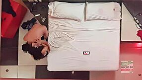 cÁMARA ESCONDIDA P.O.V. TECHO SHOW: CUCKOLD ESPOSA REGIA FUCKING FRENTE A SU MARIDO!