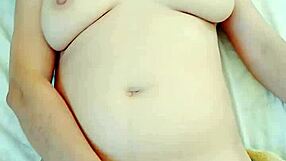 soy cachonda con consolador gigante metiendolo hasta el fondo