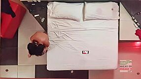 cÁMARA ESCONDIDA P.O.V. TECHO SHOW: CUCKOLD ESPOSA REGIA FUCKING FRENTE A SU MARIDO!