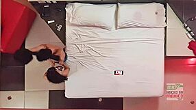 cÁMARA ESCONDIDA P.O.V. TECHO SHOW: CUCKOLD ESPOSA REGIA FUCKING FRENTE A SU MARIDO!