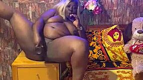 SUNDAYDOGOOD614 shaves smooth pussy for hot lesbian licking and fingering action