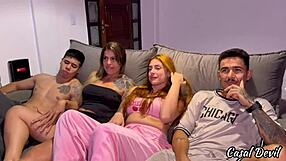 era pra ser só um filminho com nossas amigas no sofá acabou com elas mamando os dois 👯‍♀️💋🍆