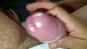 ansima e geme mentre sputa sul grosso cazzo per sega lenta intensa con sperma da bere