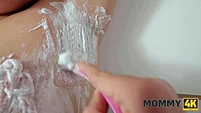 Мамочка бреет пизду в ванной, потом ебется раком