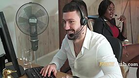 คอลเซ็นเตอร์แปลกเย็ดรูมเมทบลอนด์นมโตสุดเงี่ยนที่ทำงาน