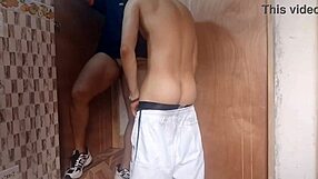 ¡Mi hijastro's amigo llega y me folla cachonda con su gran polla hasta correrme!