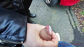 ฉันโชว์ควยให้สาวร้อนระหว่างรถบนถนน เธอช่วยรูดจนแตกเสี่ยงๆ