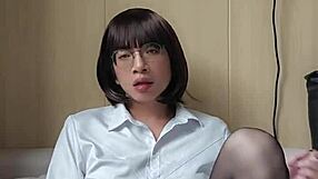 who knew shemale ting xuan hid sassy stockings under her office skirt?