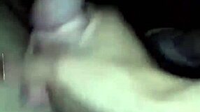 mi mucama me pilla viendo porno, me hace paja y termina con creampie caliente