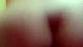 despierta con su culo grande para un mañanero casero caliente y sudoroso