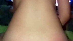 despierta con su culo grande para un mañanero casero caliente y sudoroso