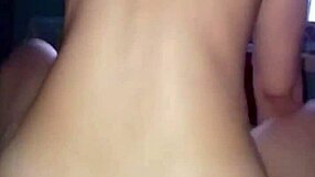 despierta con su culo grande para un mañanero casero caliente y sudoroso