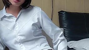 who knew shemale ting xuan hid sassy stockings under her office skirt?