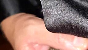 cazzo grosso italiano... gemiti intensi mentre lo massaggio con olio e sborro due volte! 🍆💦😈