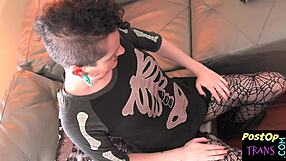 Krásná tetovaná krátkovlasá ts holka blízko masturbuje dildem v prdeli