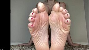 Sexy teen feet and butts demand total worship now
