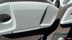 Perverznjak se drka na curu u busu koja mu ščepa kurac