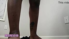 Damn this curvy ebony housewife twerks big ass so sexy