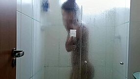 Fudendo e gozando dentro da morena tomando banho com athletic latina beauty