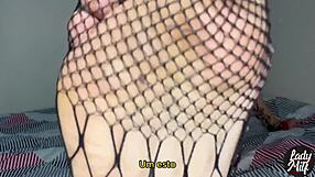 dos chicas traviesas masajean con pies perfectos footjob lesbian tease