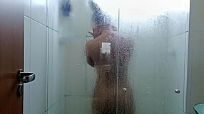 Fudendo e gozando dentro da morena tomando banho com athletic latina beauty