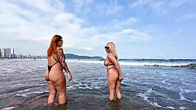ฉันกับเพื่อนโชว์หีตูดแบบสาวร่านบนชายหาด โชว์หีชายหาด