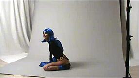 amateur cosplay as raven takes it outdoors in public view