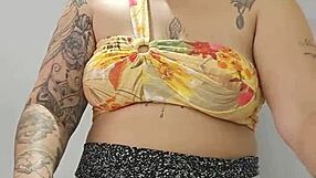 gosto de ver você socando o shorts na buceta rachada