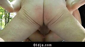 ตาแก่เหงายกสาวรุ่น 18+ ก้มตูดทับท่อนซุงป่าเลียหีก่อนเย็ดโดกี้แรงๆ