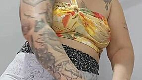 gosto de ver você socando o shorts na buceta rachada