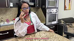 mi madrastra doctora milf con culo grande cae en mi trampa anal en el hospital