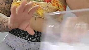 gosto de ver você socando o shorts na buceta rachada