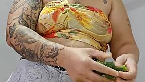 gosto de ver você socando o shorts na buceta rachada