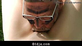 ตาแก่เหงายกสาวรุ่น 18+ ก้มตูดทับท่อนซุงป่าเลียหีก่อนเย็ดโดกี้แรงๆ