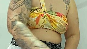 gosto de ver você socando o shorts na buceta rachada