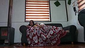 ดูหนังกับแม่เลี้ยงแล้วเย็ดตูดโค้งเว้าของเธอโฮมเมดต้องห้าม