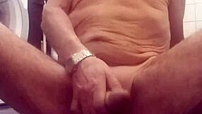 chris showers shaved body in homemade cam show