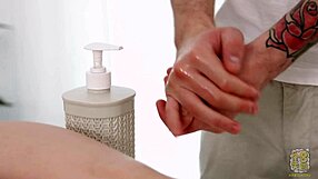 Viju massage salon welcomes curvy customer Vikalita for full body relaxation session