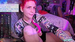 Redhead baddie fingers pussy live on cam