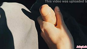 أخت زوجة تمسك زبي الكبير وتدلكه قريب وأنا أسوق بي أو في
