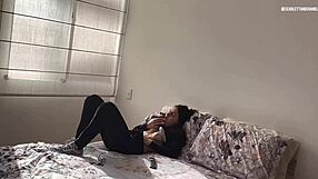 MI MADRASTRA SE TOCA... AHORA LE METO DEDOS EN SU COÑO HÚMEDO