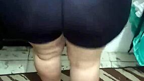 Señora Nalgona Muestra su Culo en Licra Brillosa