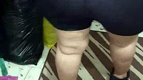 Señora Nalgona Muestra su Culo en Licra Brillosa